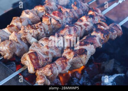 Saftiges Schweinefleisch auf dem Grill gebraten. Kochen Fleisch auf Feuer Stockfoto