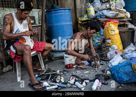 Payatas, Futter im Müll (Manila, Philippinen) Farbversion Stockfoto