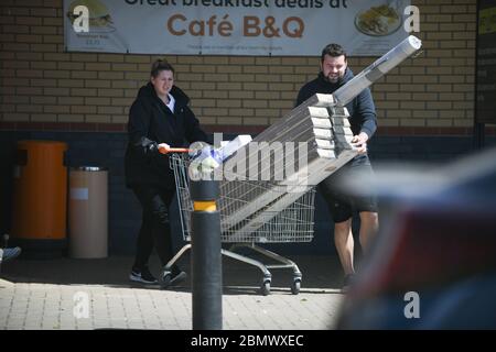 Swansea, Wales, Großbritannien. Mai. Ein Couple verlässt den B&Q-Laden im Morfa-Einkaufszentrum in Swansea, während die Menschen während der Sperrung des Coronavirus nach Bauelementen und Gartenmöbeln suchen. Während die Regeln in England gelockert wurden, drängen die übrigen Heimatländer die Menschen, nur zu reisen, wenn es notwendig ist. Quelle: Robert Melen/Alamy Live News. Stockfoto