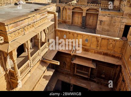 Architektur der alten Haveli Blick vom Dach in Jaisalmer, Rajasthan, Indien Stockfoto