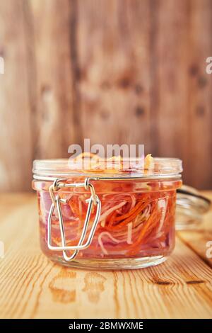 Fermentierte konservierte vegetarische Küche Konzept. Sauerkraut in einem Glasgefäß auf einem hölzernen Küchentisch. Das Konzept der Konserven. Kopierbereich Stockfoto