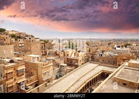 Panorama der Wüste Stadt von Jaisalmer Fort bei Purple sunset in Rajasthan, Indien Stockfoto