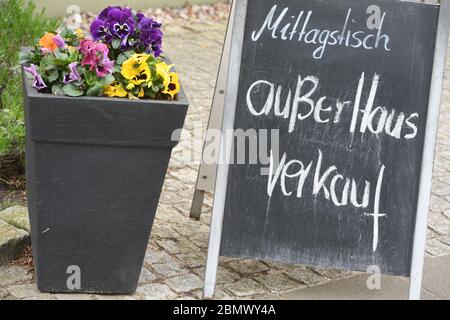 Koserow, Deutschland. Mai 2020. Am Straßenrand in Zinnowitz befindet sich ein Schild mit der Aufschrift 'Mittagstisch außer Haus verkauf'. Quelle: Stefan Sauer/dpa-Zentralbild/dpa/Alamy Live News Stockfoto