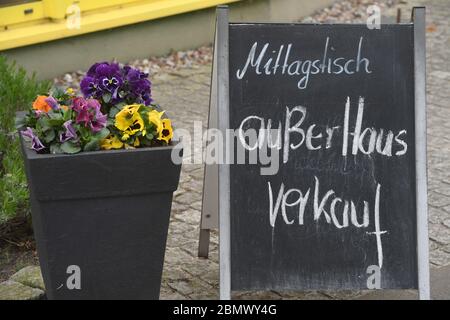 Koserow, Deutschland. Mai 2020. Am Straßenrand in Zinnowitz befindet sich ein Schild mit der Aufschrift 'Mittagstisch außer Haus verkauf'. Quelle: Stefan Sauer/dpa-Zentralbild/dpa/Alamy Live News Stockfoto