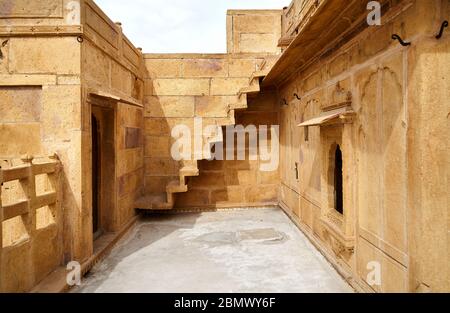 Architektur der alten Haveli mit Treppen und Türen im City Palace Museum in Jaisalmer, Rajasthan, Indien Stockfoto