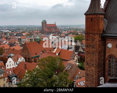 Blick über Altstadt von Wismar mit Kirche Heiligen Geist und St. Nikolai Kirche, Wismar, UNESCO Welterbe, Mecklenburg-Vorpommern, Deutschland Stockfoto