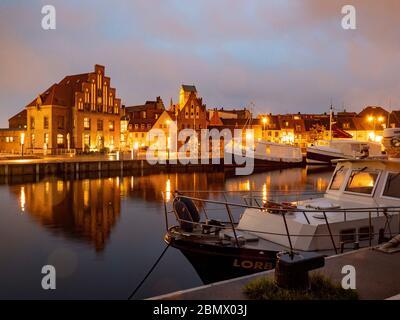 Alter Hafen bei Dämmerung, Wismar, UNESCO Welterbe, Mecklenburg-Vorpommern, Deutschland Stockfoto