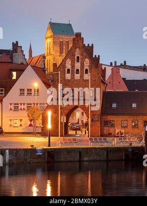 Alter Hafen bei Dämmerung mit Wassertor und Nikolaikirche, Wismar, UNESCO Welterbe, Mecklenburg-Vorpommern, Deutschland Stockfoto