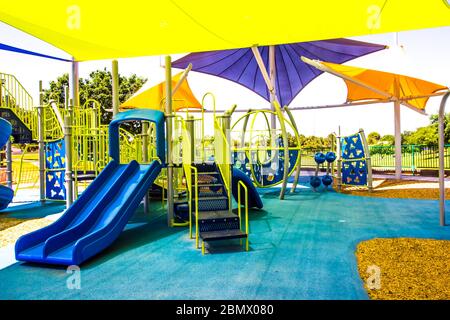 Kinderspielplatz mit schattigen Vordächern im öffentlichen Park Stockfoto