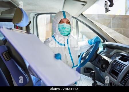 Sanitäter im Krankenwagen als Containment Scout mit Liste für Kontaktverfolgung bei Coronavirus-Pandemie Stockfoto