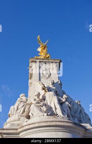 Die vergoldete Bronzeskulptur „Winged Victory“ auf dem Victoria Memorial, London Stockfoto