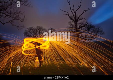 Feuerspinnen mit Stahlwolle Stockfoto