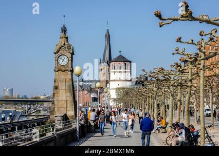 Düsseldorf, Nordrhein-Westfalen, Deutschland - Rheinpromenade an der Wasseruhr in Zeiten der Corona-Pandemie mit einem Kontaktverbot, an der Stockfoto