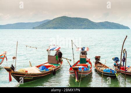 Koh Samui, Thailand - 2. Januar 2020: Thailändische Langschwanz-Fischerboote legten an einem Tag in der Nähe des Strandes von Thong Krut an Stockfoto