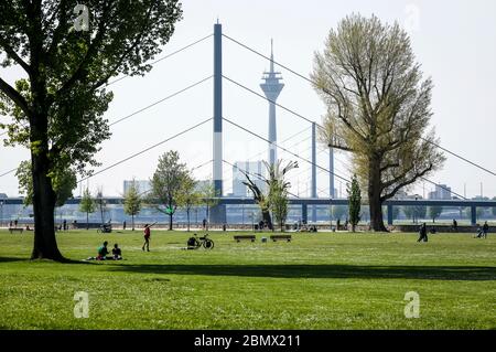 Düsseldorf, Nordrhein-Westfalen, Deutschland - Rheinpark Golzheim in Zeiten der Korona-Pandemie mit Kontaktverbot, hinter Oberkasseler Brücke, R Stockfoto