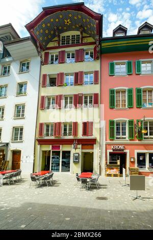 Bunte Gebäude 'Stadt der schönen Dachdecken' in der Altstadt Aarau, Kanton Aargau, Schweiz. Stockfoto