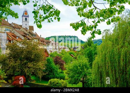 Panoramablick auf die Altstadt Aarau und die umliegende Landschaft, Kanton Aargau, Schweiz. Stockfoto