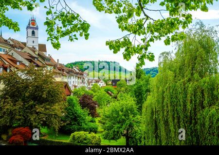 Panoramablick auf die Altstadt Aarau und die umliegende Landschaft, Kanton Aargau, Schweiz. Stockfoto