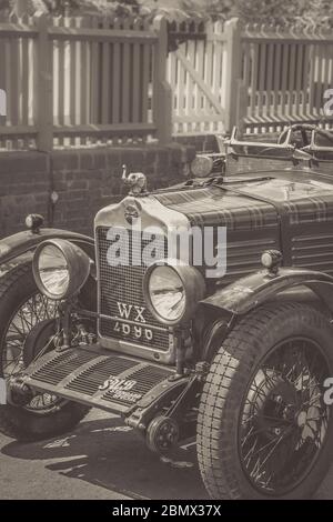 Monochrome, nostalgische Vorderansicht Nahaufnahme des klassischen, britischen Standard 9 Vintage, offene Tourer-Motorwagens, Kriegszeit der 1940er Jahre im Zweiten Weltkrieg. Stockfoto