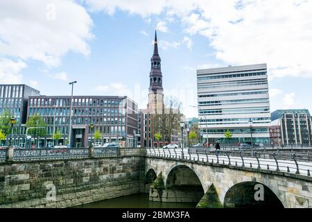 Straßenansicht der Innenstadt mit schönen Gebäude mit Uhrturm der St. Katharinenkirche und Brücke am Ufer der Nikolaifleet, ein Kanal in der Alts Stockfoto