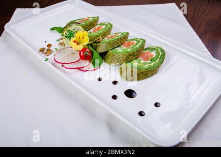 Grünes Sushi. Japanisches Sushi mit Chuka-Salat. Asiatische Ernährung. Draufsicht. Stockfoto