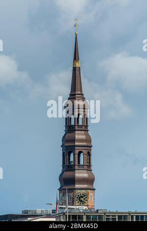 Der Glockenturm der Katharinenkirche in Hamburg, Deutschland, das zweitälteste erhaltene Gebäude der Stadt, gegenüber dem historischen Hafenviertel am Stockfoto
