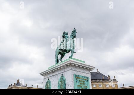 In der Amalienborg, dem Sitz der dänischen Königsfamilie, befindet sich eine monumentale Reiterstatue des Gründers von Amalienborg, König Friedrich V. Stockfoto