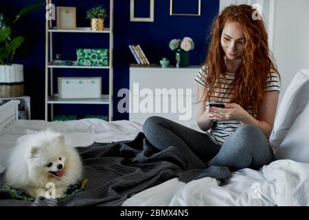 SMS Frau mit ihrem Hund neben Stockfoto