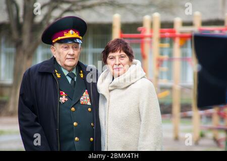 Der ukrainische Veteran des Zweiten Weltkriegs Ivan Jakowlewitsch Sawtschenko mit Frau Sawtschenko im April 2020 posieren für das ukrainische KRT-Fernsehprogramm für die Feier des 9. Mai Stockfoto