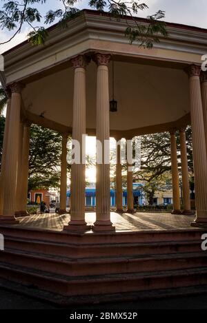 Zentraler Platz mit Musikpavillon bei Sonnenuntergang in der gut erhaltenen Kolonialzeit Stadt Remedios, Kuba Stockfoto