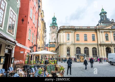 Die Storkyrkan-Kirche und die Schwedische Akademie (Svenska Akademien), die 1786 von König Gustav III. Gegründet wurde, sind eine der Königlichen Akademien Schwedens. Stockfoto