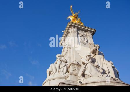 Die vergoldete Bronzeskulptur „Winged Victory“ auf dem Victoria Memorial, London Stockfoto