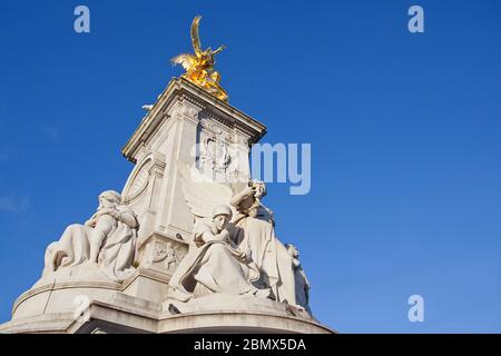 Die vergoldete Bronzeskulptur „Winged Victory“ auf dem Victoria Memorial, London Stockfoto