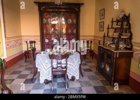 Speisesaal für Geschäftstreffen, Romantisches Museum im Kolonialzeitpalast Brunet, Plaza Mayor, Trinidad, Kuba Stockfoto