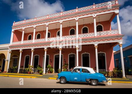 Oldtimer vorbei an Colonial Ära Hotel Camino del Príncipe am Central Square, Remedios, Kuba Stockfoto