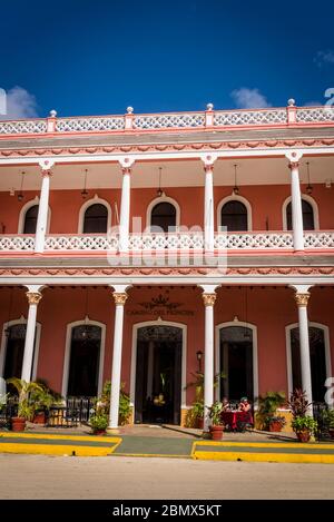 Hotel Camino del Príncipe aus der Kolonialzeit am zentralen Platz in Remedios, Kuba Stockfoto