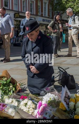 Denkmal für die Opfer des Bombenanschlags von Manchester am 23. Mai 2017. Nach der Explosion einer Bombe im Foyer des Veranstaltungsortes zwischen der Arena und der Victoria Station am 22. Mai wurden 22 Menschen getötet und 120 verletzt. Hunderte von Wohlbehütern haben sich angestellt, um Blumengebete, Kerzen, Teddybären und Unterstützungsbotschaften auf dem St. Ann's Square zu legen. Stockfoto