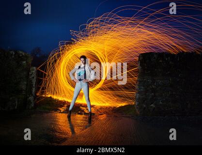 Schöne Teenager-Modell in kreativen Licht Malerei Foto-Shooting Stockfoto