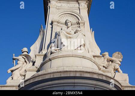 Die vergoldete Bronzeskulptur „Winged Victory“ auf dem Victoria Memorial, London Stockfoto