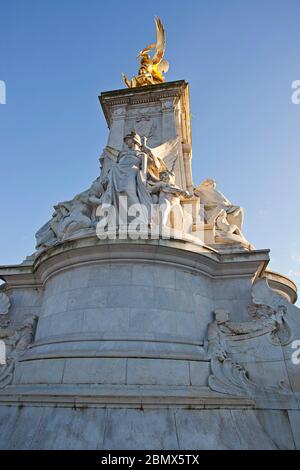 Die vergoldete Bronzeskulptur „Winged Victory“ auf dem Victoria Memorial, London Stockfoto