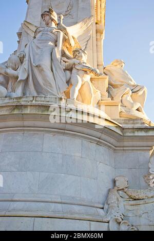 Die vergoldete Bronzeskulptur „Winged Victory“ auf dem Victoria Memorial, London Stockfoto