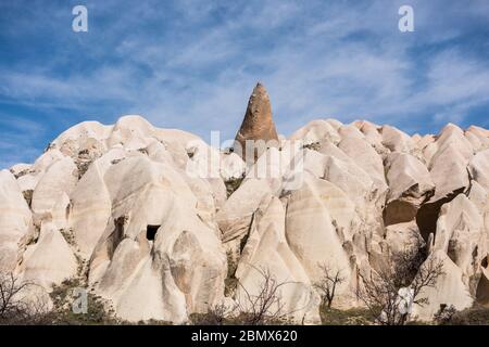 Spektakuläre Karstlandform mit Kalksteinen im Goreme von Nevsehir, Kappadokien, Türkei. Stockfoto