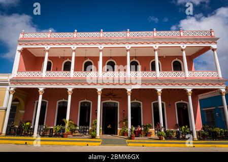 Hotel Camino del Príncipe aus der Kolonialzeit am zentralen Platz in Remedios, Kuba Stockfoto