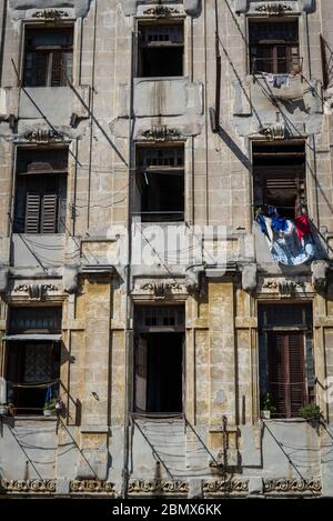 Verfallene Hotel Perla de Cuba mit einigen Waschtrocknung im Fenster, Chinatown, Havana Centro, Havanna, Kuba Stockfoto