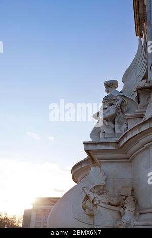 Die vergoldete Bronzeskulptur „Winged Victory“ auf dem Victoria Memorial, London Stockfoto