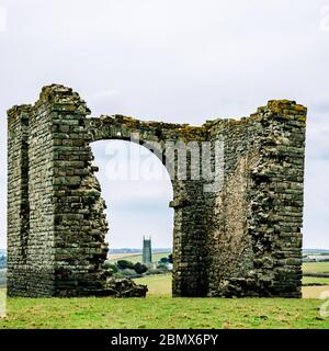 Burgruinen in der Nähe der Nordsee während des Tages. Stockfoto