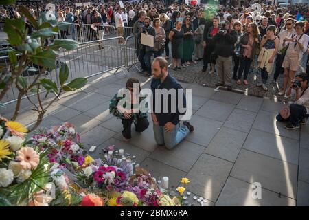 22 Menschen wurden getötet und 120 verletzt, nachdem am Montag im Foyer des Veranstaltungsortes zwischen Arena und Victoria Station eine Bombe explodierte. Hunderte von Glückwunschern standen in der Schlange, um Blumenanbete, Kerzen, Teddybären und Unterstützungsbotschaften auf dem St. Ann's Square zu legen. Stockfoto