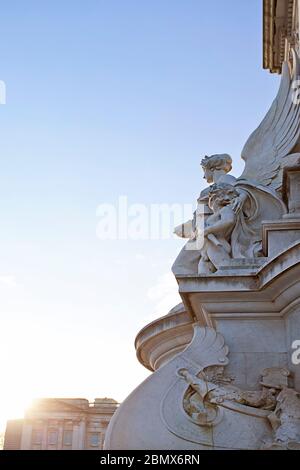 Die vergoldete Bronzeskulptur „Winged Victory“ auf dem Victoria Memorial, London Stockfoto