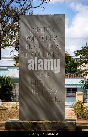 Denkmal für den kubanischen Revolutionär Roberto Rodríguez Fernández, El Vaquerito mit dem Zitat von Che Guevara lobte ihn, wie viele Menschen er getötet, Santa Stockfoto