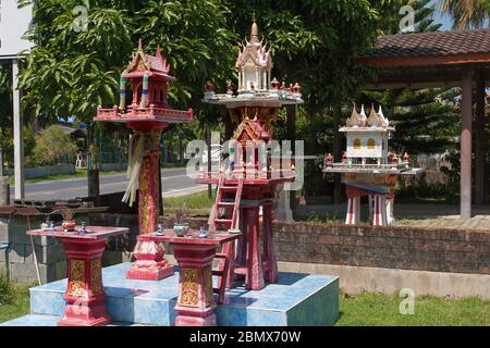 Buddhistisches Geisterhaus auf einem grünen Hintergrund in Thailand in Phuket. Tourismus. Religion Stockfoto
